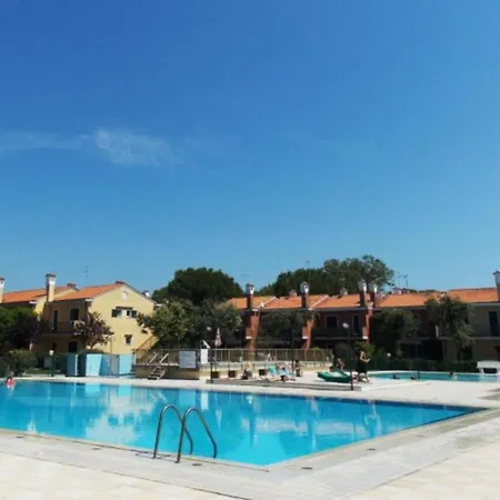 Charming Getaway With Pool Bibione