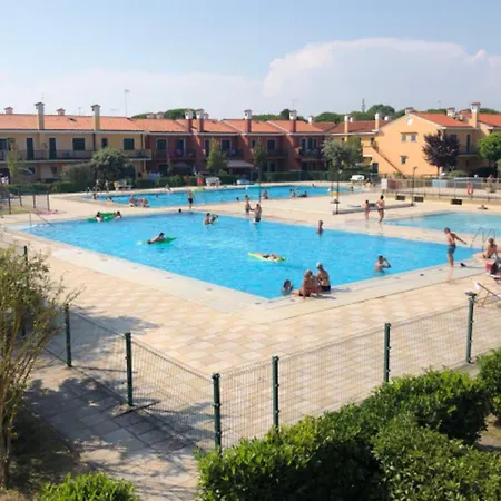 Apartman Charming Getaway With Pool And Playground