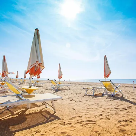 Charming Getaway With Pool And Playground Apartman